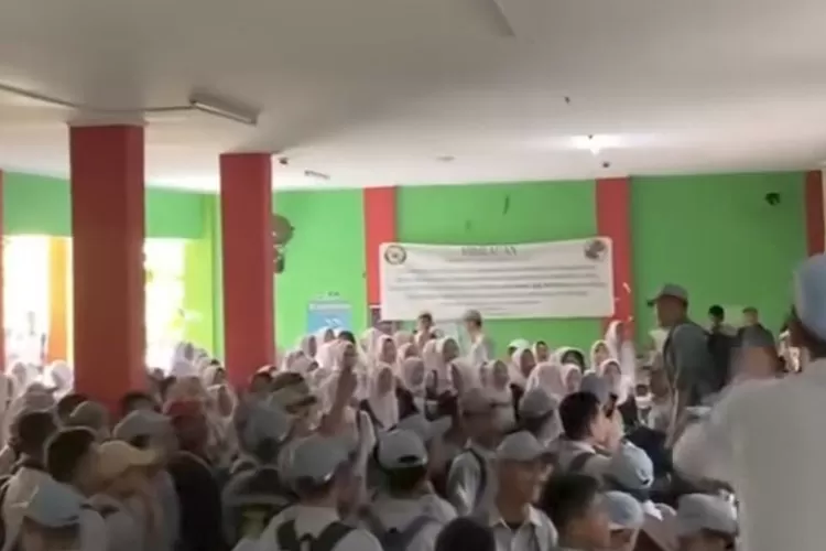 TANGKAPAN LAYAR : Sejumlah siswa SMKN 2 Depok menggelar aksi protes terhadap sekolahnya, perihal pelaksanaan foto angkatan.