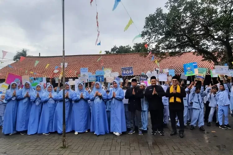 Foto bersama saat kegiatan Tarhib Ramadan dengan pawai mengengelilingi lingkungan sekolah di Jalan Abdul Wahab, Kelurahan Kedaung, Kecamatan Sawangan.