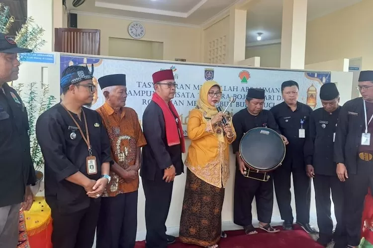 Peresmian Musala Ar Rahman Situ Tujuh Muara, di RT1/14, Kelurahan/Kecamatan Bojongsari yang turut ditinjau oleh Sekda Kota Depok Nina Suzana bersama elemen ASN Se-Kecamatan Bojongsari. Kamis (27/2).  (RISKY DWI LESTARI/RADAR DEPOK)