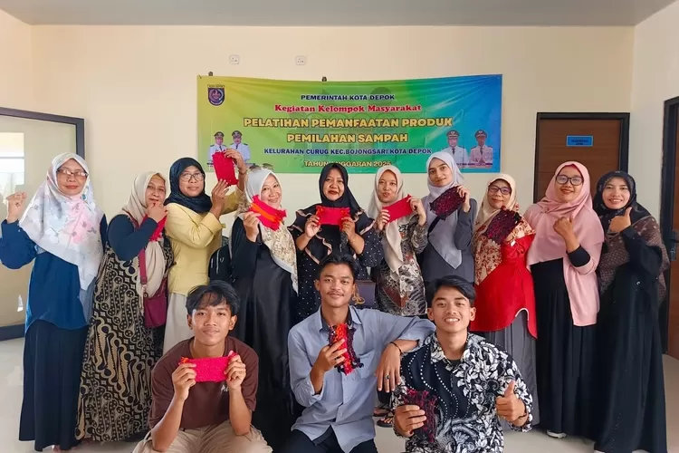 Kelompok Masyarakat (Pokmas) dalam Pelatihan pembuatan sabun dan lilin dari minyak jelantah dari bahan bekas di Kelurahan Curug, Kecamatan Bojongsari, Rabu (26/2).  (RISKY DWI LESTARI/RADAR DEPOK)