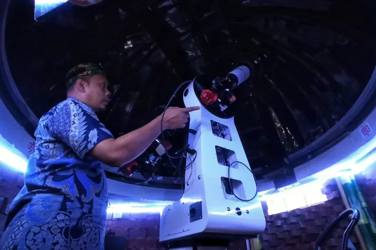 ILUSTRASI : Tim Peneliti dari Observatorium dan Musholatorium Imah Noong mengoprasikan teleskop untuk melihat fenomena astronomi Gerhana Bulan Total di Imah Noong, Lembang, KBB.  Hari ini Kemenag akan melakukan pemantauan hilal awal Ramadan di 125 titik se-Indonesia (TAOFIK ACHMAD HIDAYAT/RADAR BANDUNG)