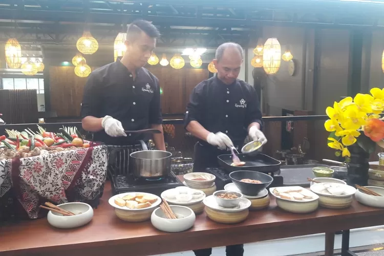 Chef Kemuning Resto sedang menyajikan Oncom Bruschetta. (JUNIOR/RADAR DEPOK)