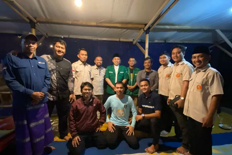 Foto bersama saat Pertemuan Pemuda Muhammadiah Depok dan GP Anshor Depok di Rawadenok, Kelurahan Rangkapanjaya Baru, Kecamatan Pancoranmas, Kota Depok, Jumat (28/2).  (AGNESYA WIANDA/RADAR DEPOK)