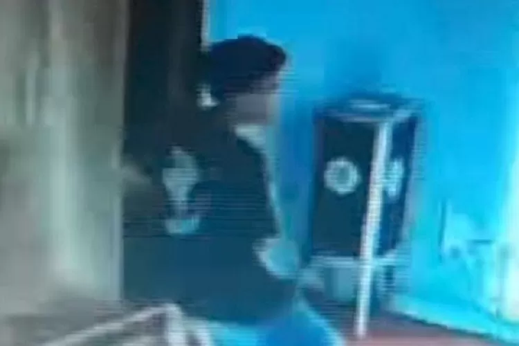 Rekaman CCTV terduga pelaku pembobol kotak amal Masjid An-Nashihah, di Kampung Nyencle RT 1/1, Kelurahan Cilangkap, Kecamatan Tapos, Kota Depok, beberapa waktu lalu. ( ISTIMEWA)