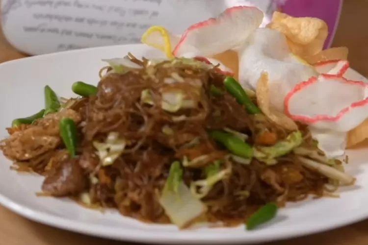 Resep bihun jagung goreng ala Chef Rudy Choirudin yang enak dan mudah (Tangkapan layar Youtube Galeri Rasa Channel)