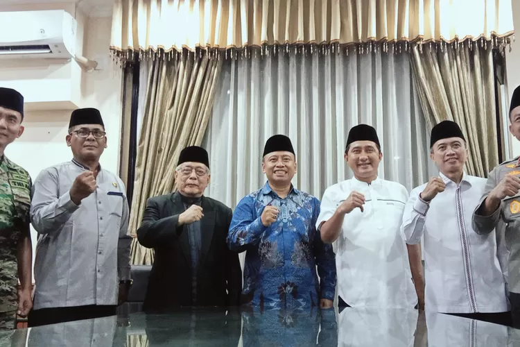 Walikota Depok, Supian Suri saat menunjukan kekompakannya bersama unsur Forkopimda Kota Depok di Balaikota Depok, Jumat (28/2). (GERARD SOEHARLY/RADAR DEPOK)