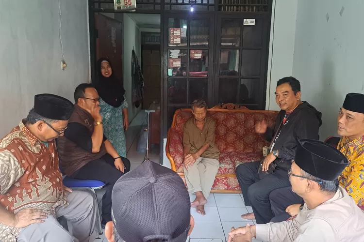 AKSI NYATA : Camat Bojongsari Rijal Farhan (kiri) bersama Tim GPS Bojongsari menyerahkan bantuan sosial kepada warga di belakang SDN Bojongsari 01 Kelurahan Bojongsari RT2/10, Kecamatan Bojongsari, Jumat (28/2) (RISKY DWI LESTARI/RADAR DEPOK)