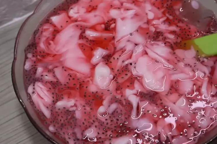 Segernya es kopyor KW yang lebih ekonomis untuk takjil buka puasa (Tangkapan layar Youtube Ika Mardatillah)