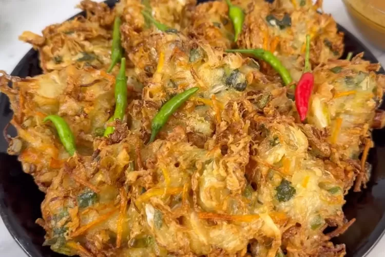 Tampilan bakwan sayur super crispy ala rumahan untuk menu buka puasa (Tangkapan layar Youtube Ika Mardatillah)