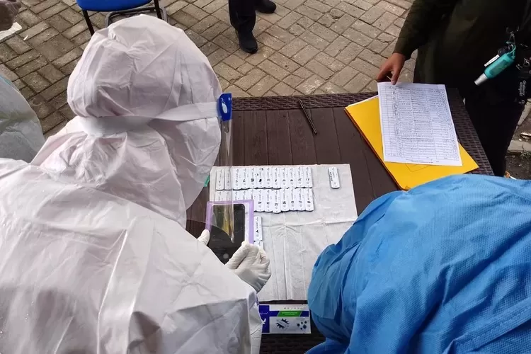 Ilustrasi rapid tes yang dilakukan Dinkes Kota Depok terhadap salah satu perusahaan swasta. (ISTIMEWA)