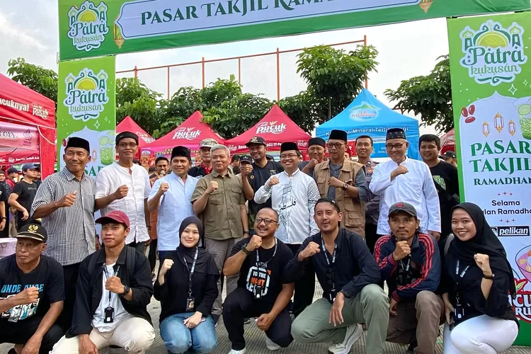 BANGKITKANUMKM : Pasar Takjil Ramadhan (Patra) Kukusan di Lapangan Bola Kukusan Jalan Palakali, Kelurahan Kukusan, Kecamatan Beji, Minggu (2/3).  (RISKY DWI LESTARI/RADAR DEPOK)