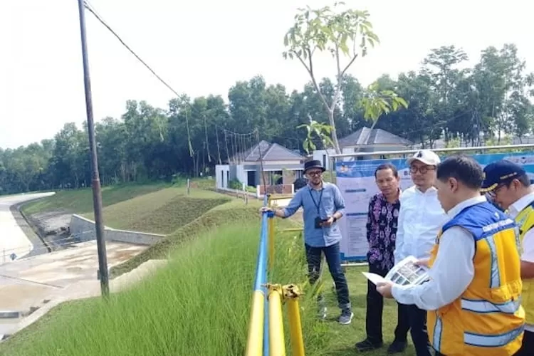 Wakil Ketua Komisi V DPR RI Syaiful Huda saat meninjau pembangunan Bendungan Cibeet. 