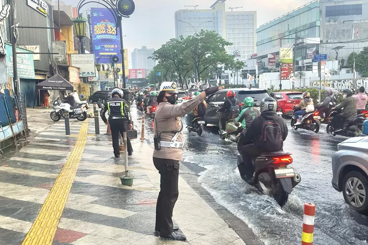 Petugas Polres Metro Depok saat mengatur arus lalu lintas di Jalan Margonda Raya yang alami kepadatan karena banjir (DOKUMEN POLRES METRO DEPOK )