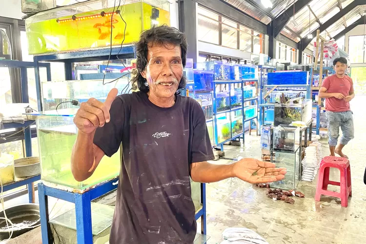 Salah satu pedagang di Kios Ikan, Ahmad Sanusi, di Taman Secawan Lt.2 Jalan Salak, Kelurahan Depok, Kecamatan Pancoranmas, Senin (3/3) (RISKY DWI LESTARI/RADAR DEPOK)