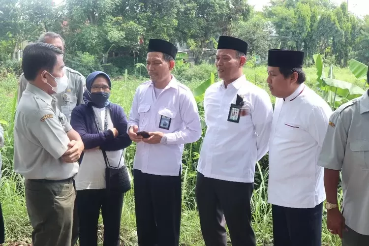 Kepala Kantor Kemenag Kota Depok, Enjat Mujiat saat meninjau lokasi lahan hibah dari Kementan yang akan dibangun MAN di wilayah Kecamatan Cipayung, beberapa waktu lalu. (ANDIKA EKA/RADAR DEPOK)