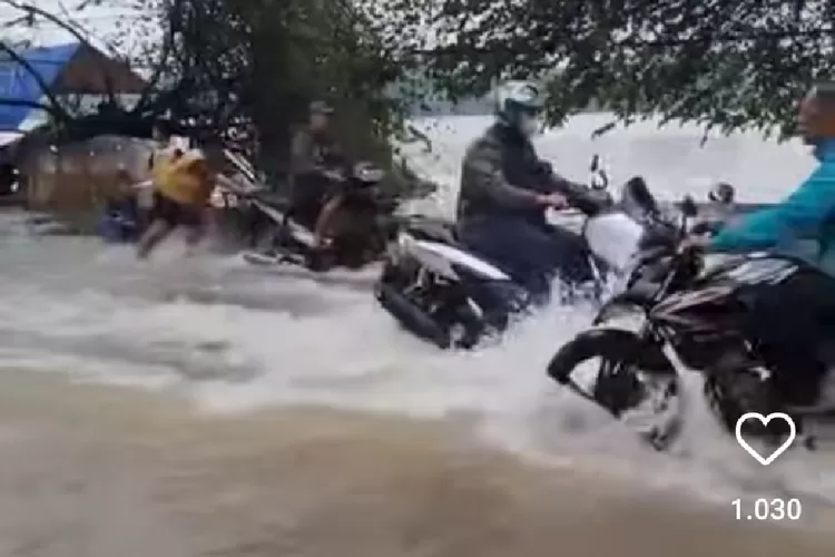 Sejumlah pengendara motor nekat menerobos luapan air Situ Cikaret Cibinong pada Selasa, 4 Maret 2025. (Tangkapan layar Instagram @radar_bogor)