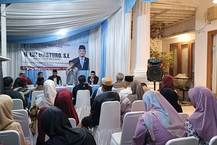 Anggota Komisi A DPRD Kota Depok, Edi Masturo saat melakukan Soskom di RW 1, Kelurahan Rangkapan Jaya Baru, Kecamatan Pancoranmas, Selasa (4/3). (ISTIMEWA)