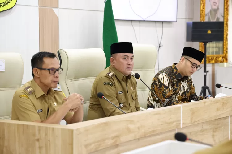 Bupati Rudy Susmanto didampingi Wabup Jaro Ade dan Ketua DPRD Sastra Winara memimpin rapat perhitungan kebutuhan penanganan bencana alam. 