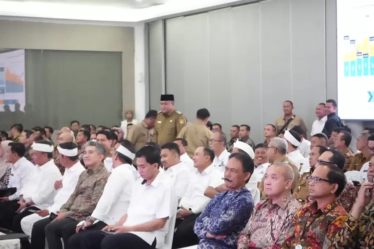 Para kepala daerah mengikuti pengarahan dari Gubernur Jabar pada kegiatan yang diadakan Bank BJB.