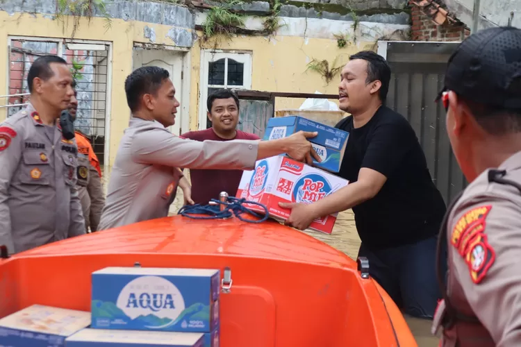 Kapolres Metro Depok, Kombes Abdul Waras, turun langsung meninjau lokasi banjir di wilayah hukum Polsek Bojongsari, Selasa (4/3) pukul 11:30 WIB. Tepatnya masuk wilayah Kelurahan Sawangan Baru, Kecamatan Sawangan.