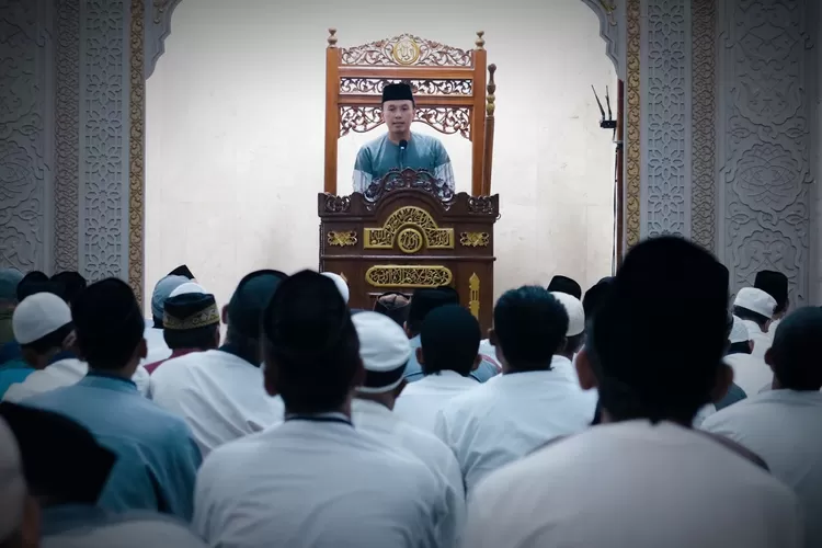 Kepala Lapas Cibinong, Wisnu Hani Putranto, memberikan tausiyah sebelum pelaksanaan Salat Tarawih berjamaah di Masjid At Taubah Lapas Cibinong, Senin (3/5).