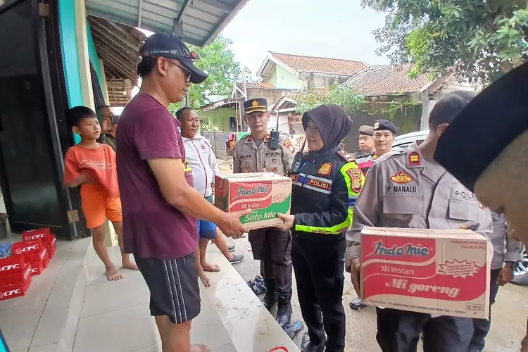 Polres Metro Depok menggelar pelayanan pemeriksaan kesehatan gratis, buat warga terdampak banjir, di Jalan Sawangan Permai, RT2/8, Kelurahan Sawangan Baru, Kecamatan Sawangan, Depok, Selasa (4/3).