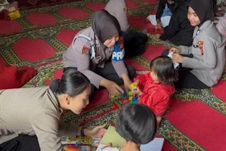 Polwan Polres Bogor bermain dengan anak-anak korban bencana banjir Cisarua.
