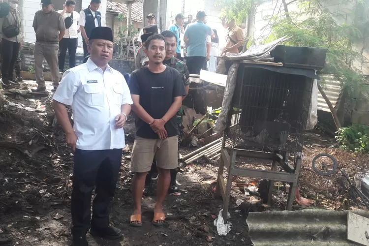Walikota Depok, Supian Suri saat meninjau lokasi rumah yang rusak milik Bayu Vantoni RT4/4 Kelurahan/Kecamatan Sawangan, Rabu (5/3/2025).  (RISKY DWI LESTARI/RADAR DEPOK)
