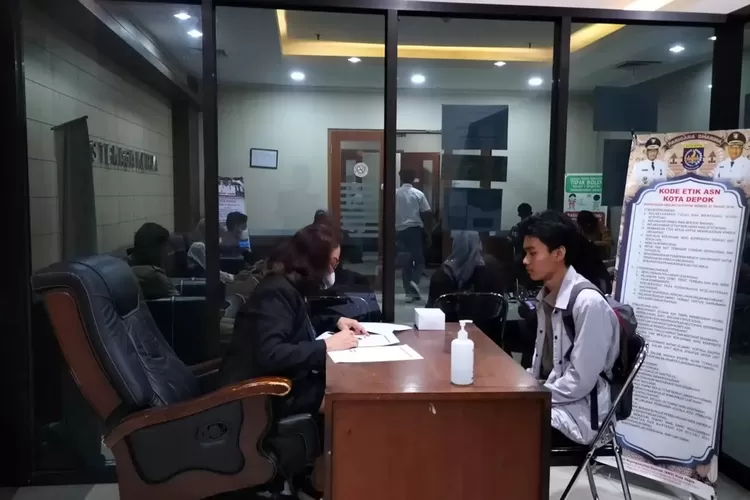 Salah satu calon peserta pelatihan kerja semester dua saat menjalani seleksi wawancara di Disnaker Kota Depok, beberapa waktu lalu. (DOKUMEN PEMKOT DEPOK)