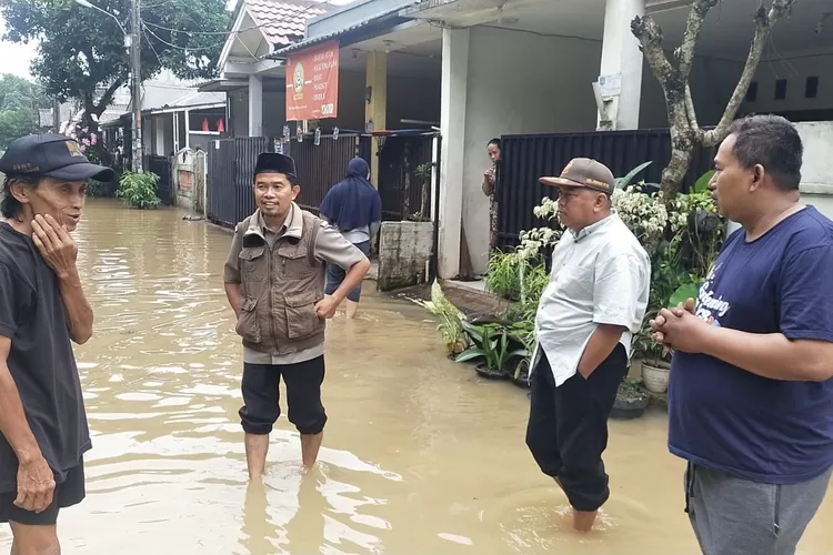Lurah Pondok Petir Bahruddin (tengah) bersama warga ketika meninjau banjir di perumahan Villa Pamulang RT6/12 Kelurahan Pondok Petir, Kecamatan Bojongsari, kemarin.  (RISKY DWI LESTARI/RADAR DEPOK)