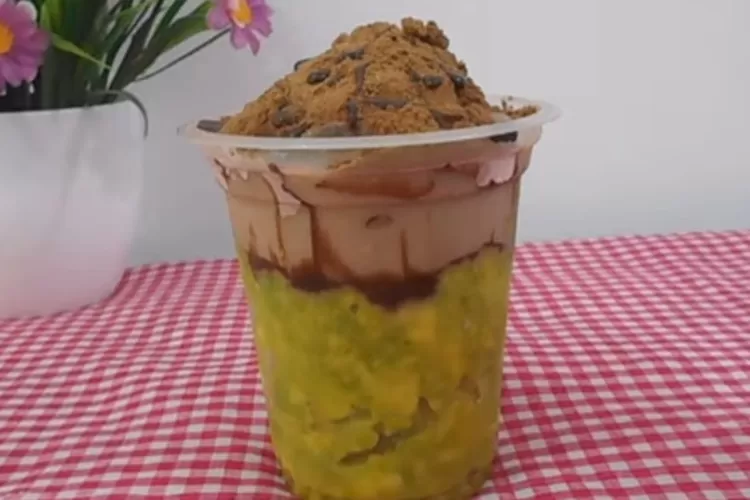 Ide takjil buka puasa yang enak, alpukat kocok milo yang hits dan kekinian (Tangkapan layar Youtube Ardiyanti Ulyana)