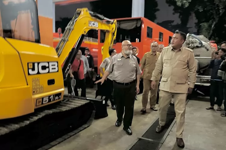 Bupati Rudy Susmanto mengecek kesiapan alat berat yang akan digunakan BPBD Kabupaten Bogor untuk penanganan bencana. 