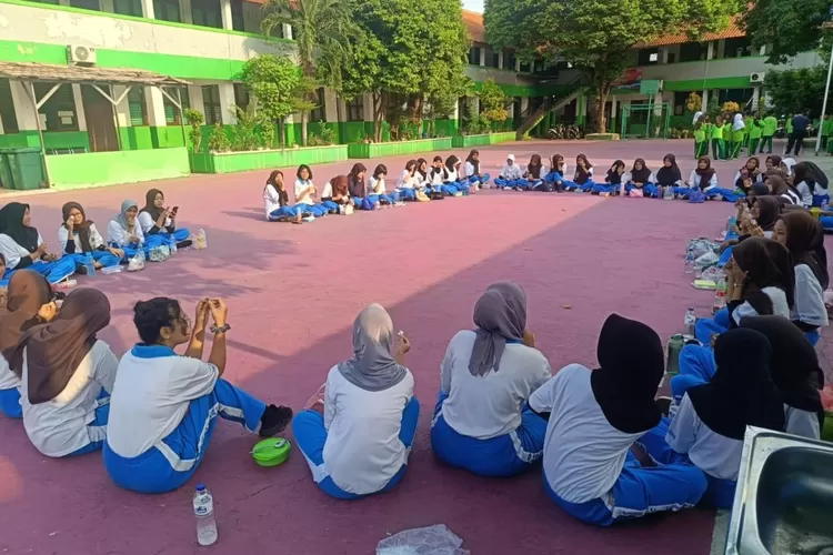 Pelaksaan kegiatan senam bersama yang diikuti seluruh siswa SMK Sari Farma Depok, yang terletak di Jalan Baitul Rohim, Kelurahan Beji Timur, Kecamatan Beji (DOKUMEN SEKOLAH )