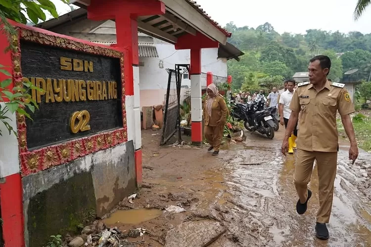 Wabup Jaro Ade meninjau SDN Cipayung Girang 02 yang terendam banjir.