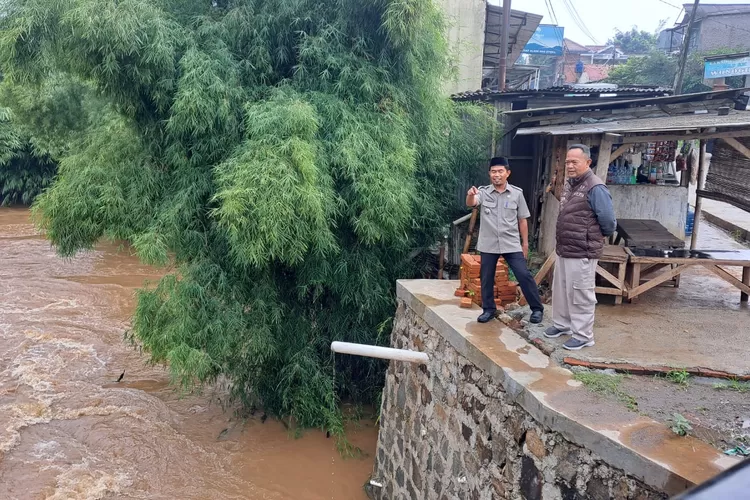 Lurah Pondok Petir, Bahruddin (kiri) dan Camat Bojongsari, Rijal Farhan (kanan) melakukan tinjauan di Kali Angke RW12 Kelurahan Pondok Petir, Kecamatan Bojongsari, Selasa (4/3/2025).  (RISKY DWI LESTARI/RADAR DEPOK)
