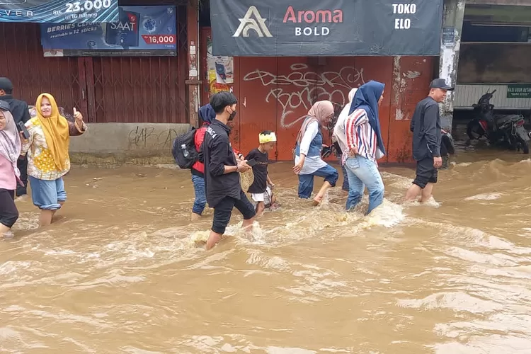 Lurah Mampang, Darmawansyah (paling depan) saat meninjau bencana banjir di Jalan Pramuka II RT2/10 Kelurahan Mampang, Kecamatan Pancoranmas, (11/22). (RISKY DWI LESTARI/RADAR DEPOK)