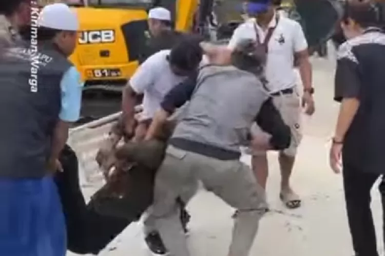 Sejumlah warga membopong korban tertimpa rangka besi saat pembongkaran Hibisc Fantasy Puncak Bogor pada Kamis, 6 Maret 2025. (Istimewa)