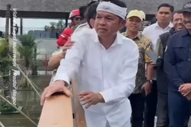 Momen Gubernur Jawa Barat Dedi Mulyadi tak kuasa menahan air matanya melihat kondisi alam Puncak Bogor yang rusak parah.