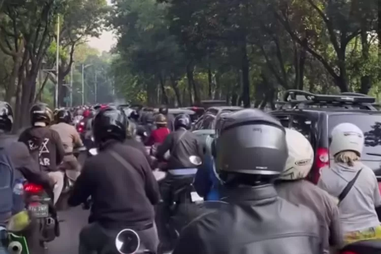 Arus lalu lintas Depok pagi macet di depan gerbang UI (Instagram/@depok24jam)