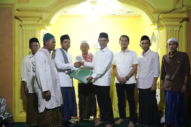 Wabup Jaro Ade memberikan bantuan pada DKM Masjid Al Jaronah di Desa Cileuksa, Kecamatan Sukajaya. 