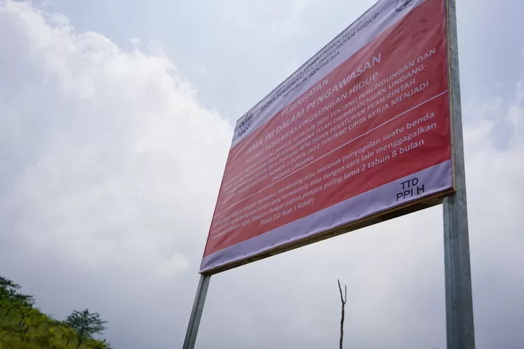 Plang segel dipasang di perusahaan yang melakukan alih fungsi lahan.