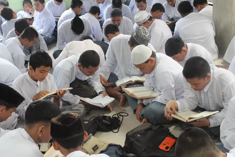 Suasana saat siswa SMKN 2 Depok melakukan Smartren yang akan dilakukan sepanjang bulan ramadan (ANDIKA EKA/RADAR DEPOK)