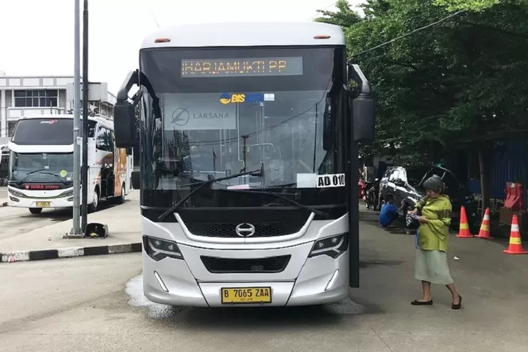 BEROPERASI : Biskita Trans Depok, tengah beroperasi di sekitar Terminal Depok. (ALDY RAMA/RADAR DEPOK)