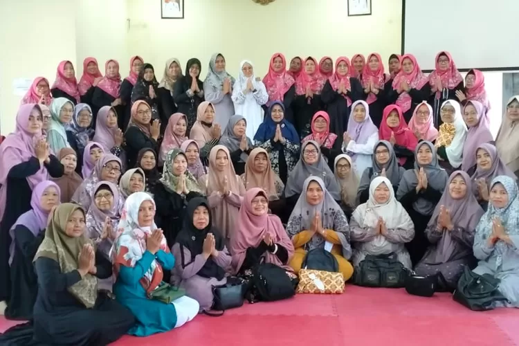 Ketua TP PKK Kelurahan Cilangkap, Siti Aisyah saat Tadarus Al-Quran bersama Pokja 1 kelurahan dan Forum Komunikasi Majelis Taklim (FKTM) di Aula Kelurahan Cilangkap, Kecamatan Tapos, Kota Depok, Kamis (6/3). (AGNESYA WIANDA/RADAR DEPOK)
