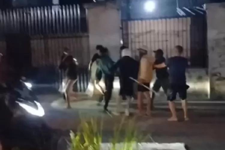 Suasana tawuran di Jalan Bancaran Pucung, Kelurahan Cilangkap, Kecamatan Tapos, Kota Depok, beberapa waktu lalu. (AGNESYA WIANDA/RADAR DEPOK)