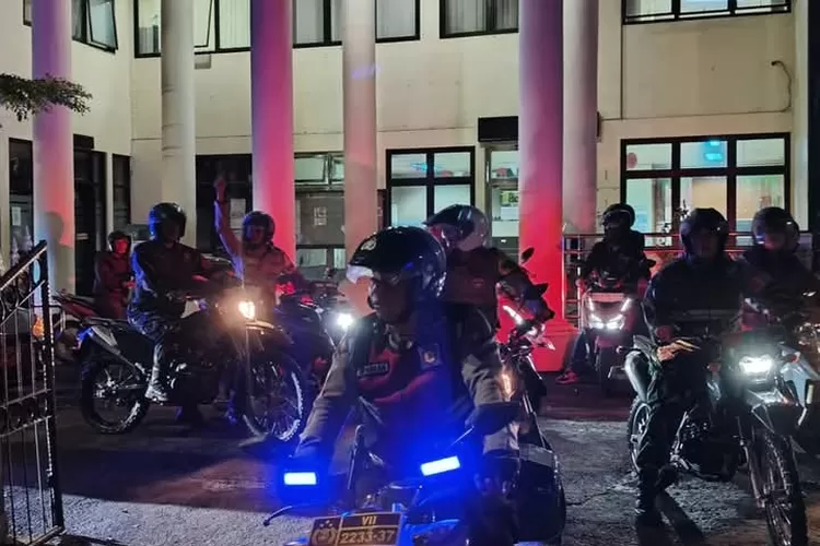 Kapolsek Sukmajaya, AKP Rizky Firmansyah Tontowiputra, Danramil Sukmajaya, Mayor Inf Suyono saat Patroli Gabungan 3 Pilar Kecamatan Sukmajaya, Kota Depok, Kamis (6/3). (AGNESYA WIANDA/RADAR DEPOK)