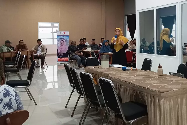 Anggota DPRD Jawa Barat Komisi V, dari Partai PKS, Dapil VIII Kota Depok dan Kota Bekasi, Elly Farida saat Reses II Tahun Sidang 2024-2025 di RM Sederhana, Kelurahan Kalimulya, Kecamatan Cilodong, Kota Depoik, Sabtu (8/3). (AGNESYA WIANDA/RADAR DEPOK)