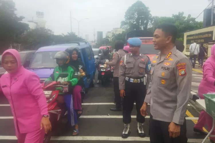 Kapolres Metro Depok, Kombes Abdul Waras bersama jajaran saat berbagi takjil di depan Kantor Polres Metro, Jalan Margonda Raya, Kecamatan Pancoranmas, Minggu (10/2/2025).  (RISKY DWI LESTARI/RADAR DEPOK)
