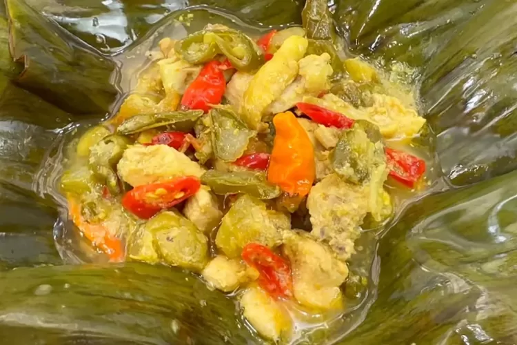 Garang asem ayam tanpa santan untuk menu sahur (Tangkapan layar Youtube Ika Mardatillah)