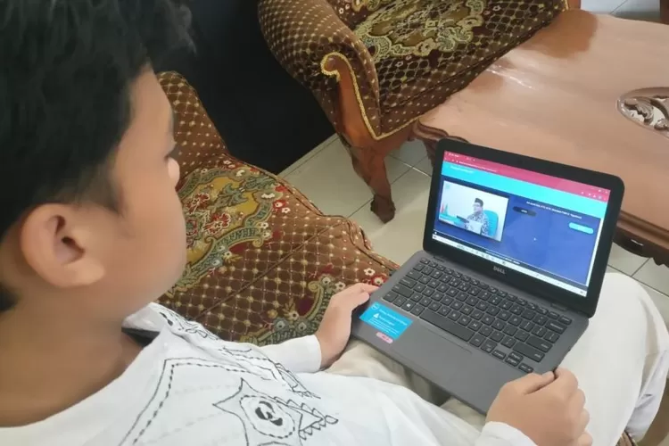 Salah seorang siswa SMA Muhammadiyah 4 yang sedang berlajar secara virtual pada program PRV (DOKUMEN SEKOLAH)